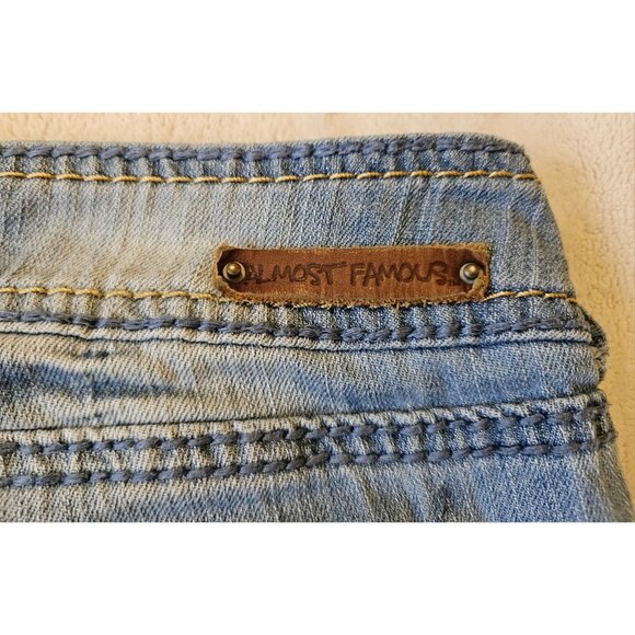 Women's Almost Famous Distressed Denim Capri Jeans Size 7 30x21 Embroidered - Picture 7 of 15
